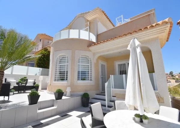Beeindruckende Villa mit privatem Pool in Villamartin Costa Blanca Bild 1
