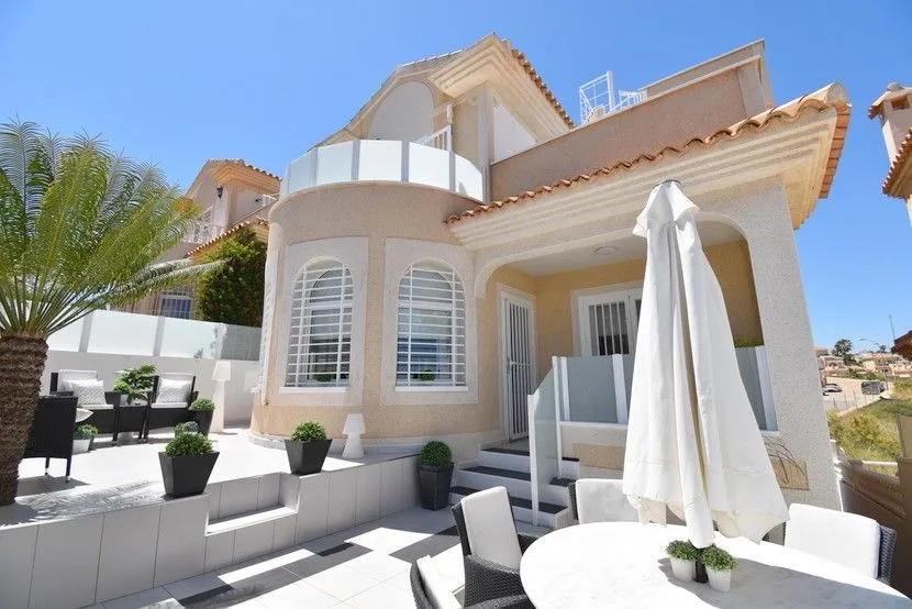 Beeindruckende Villa mit privatem Pool in Villamartin Costa Blanca
