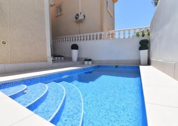 Beeindruckende Villa mit privatem Pool in Villamartin Costa Blanca Bild 2