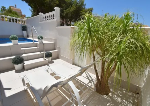 Beeindruckende Villa mit privatem Pool in Villamartin Costa Blanca Bild 7
