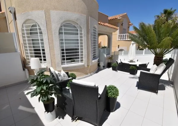 Beeindruckende Villa mit privatem Pool in Villamartin Costa Blanca Bild 8