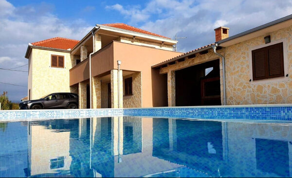 Enovia Real Estate Privlaka 1
