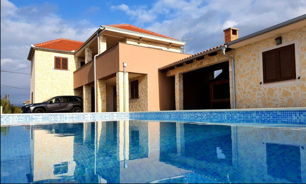 Haus im mediterranen Stil mit Swimmingpool