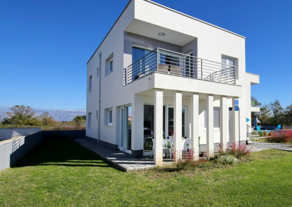 enovia real estate Attraktive Villa mit privatem Pool Nin Zaton 1
