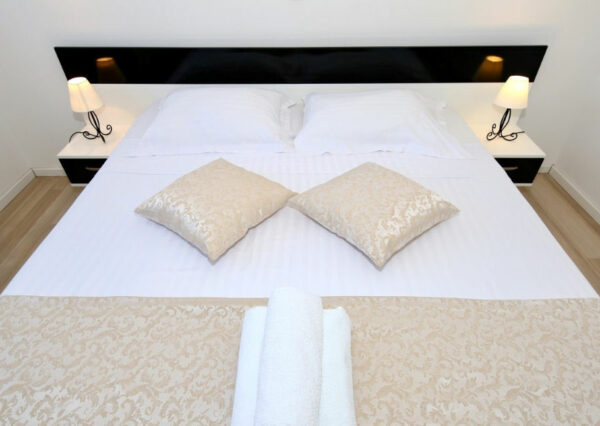 enovia real estate Attraktive Villa mit privatem Pool Nin Zaton 4