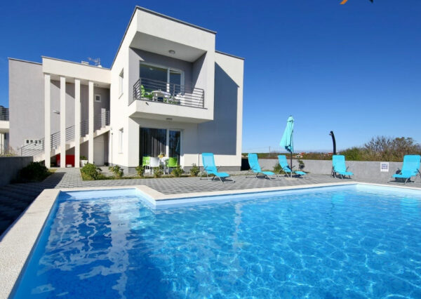 enovia real estate Attraktive Villa mit privatem Pool Nin Zaton 8