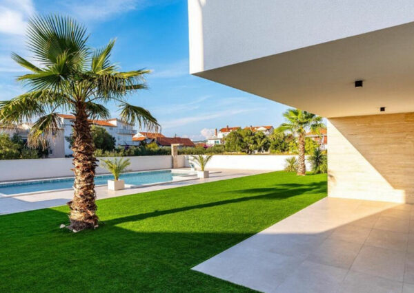 enovia real estate Exklusives Apartment mit Pool Neubau in Bibinje 1