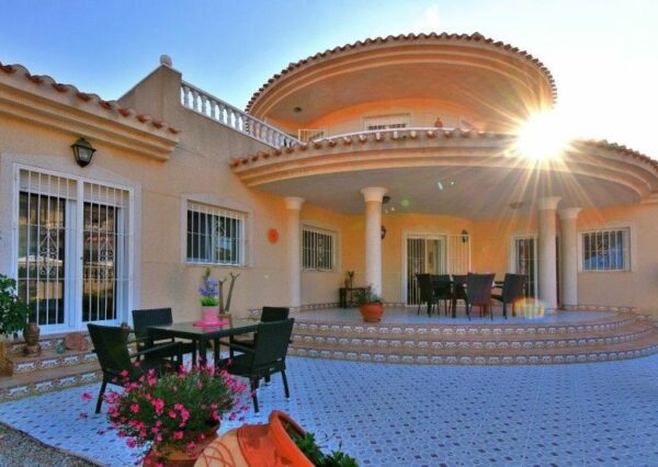 enovia real estate Herrliche Villa in Urrutias 2