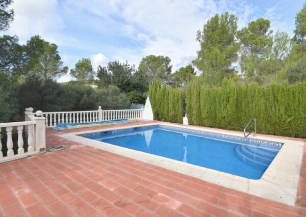enovia real estate Mediterrane Villa mit eigenem Pool in Montroy 1