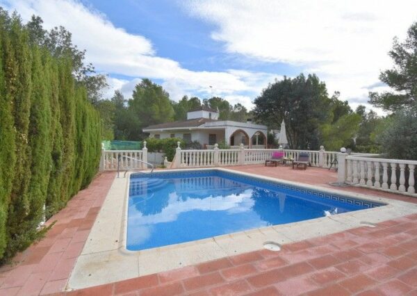 enovia real estate Mediterrane Villa mit eigenem Pool in Montroy 2