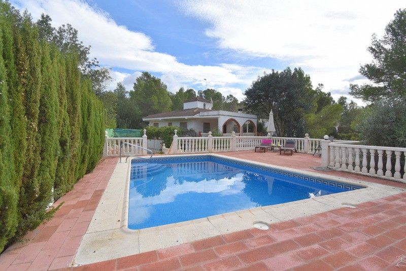 Mediterrane Villa mit eigenem Pool in Montroy