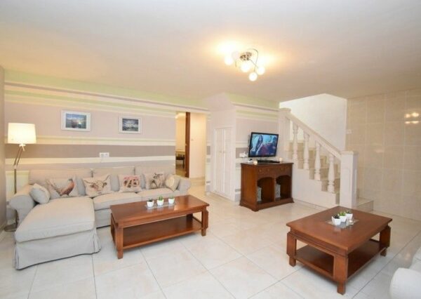 enovia real estate Mediterrane Villa mit eigenem Pool in Montroy 5