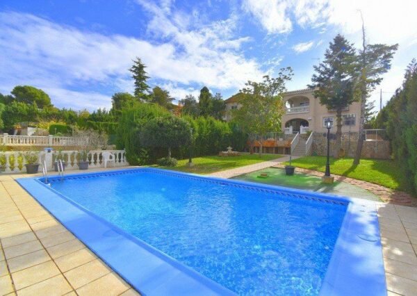 enovia real estate Traumhafte Villa im Landhausstil mit Pool in Valencia Region Montserrat 1