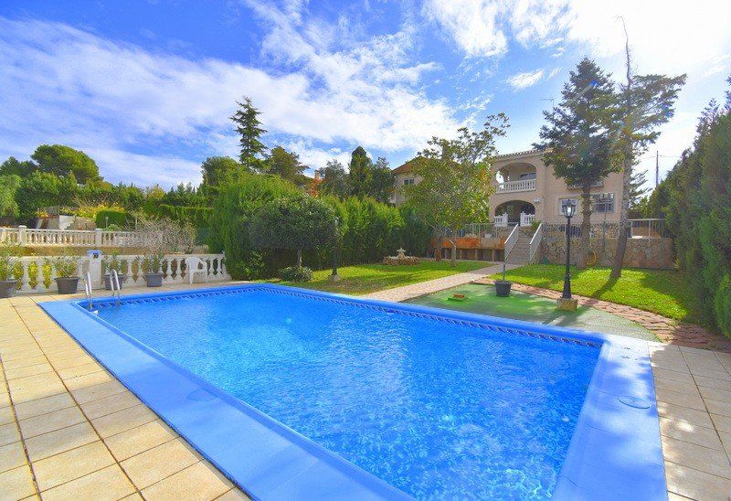 Traumhafte Villa im Landhausstil mit Pool in Valencia Region Montserrat