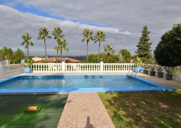 enovia real estate Traumhafte Villa im Landhausstil mit Pool in Valencia Region Montserrat 2