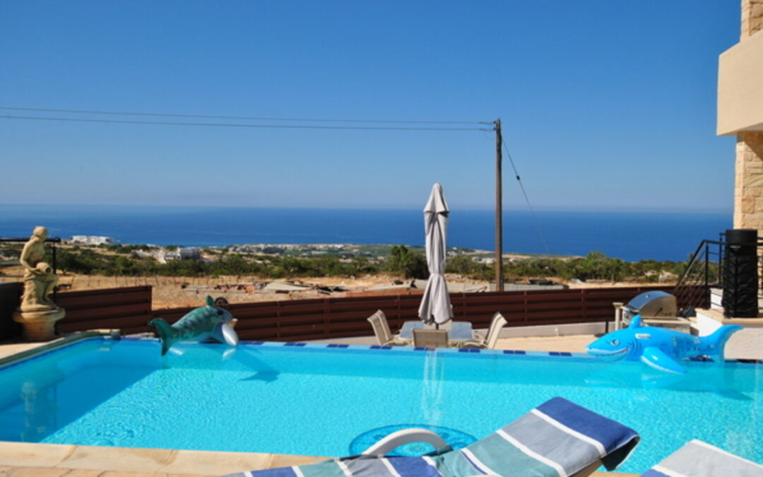 Besonders attraktive, freistehende Villa in Peyia mit privatem Pool