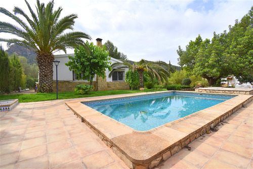 Charmante Villa mit Pool und wunderschönem Palmengarten
