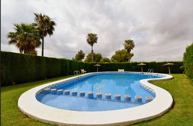 Attraktive Villa in Montserrat mit Pool  und privatem Garten